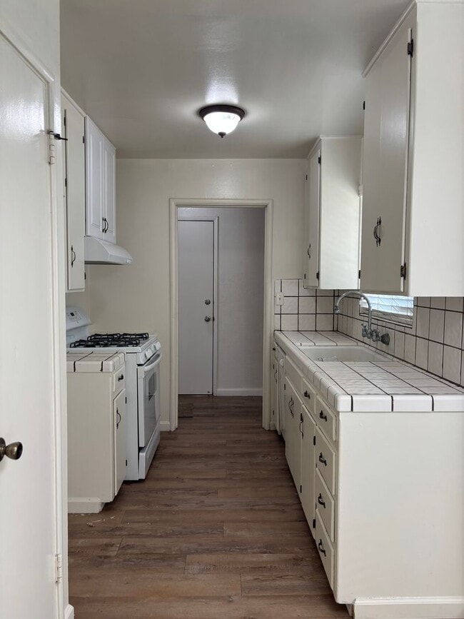 Foto del edificio - Updated 3 bedroom 2 bathroom home with large backyard, corner lot, close to shopping and schools ...