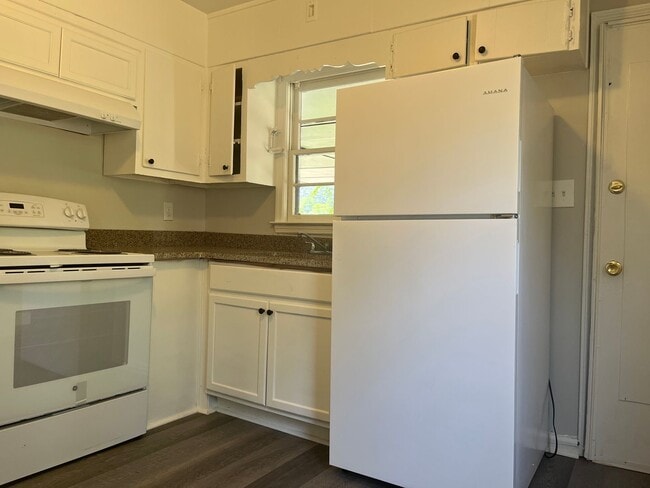 Building Photo - Updated 6bd/3ba w/ Large Backyard in Fores...