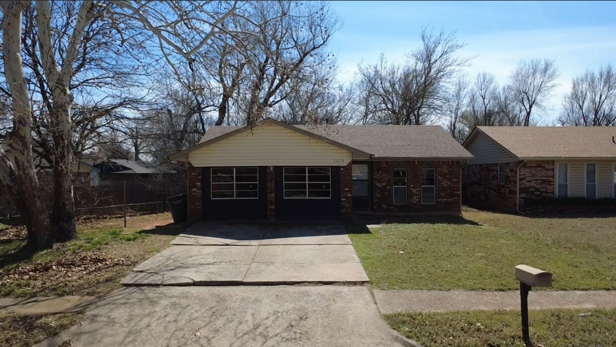 Beautiful, spacious home in Del City! - Beautiful, spacious home in Del City!