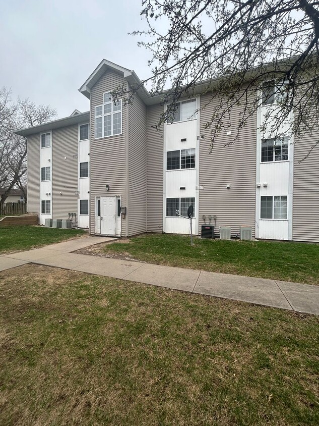 Foto principal - Secured Eastside Iowa City 2 bdrm condo wi...