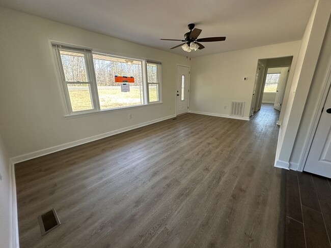 Building Photo - NEWLY RENOVATED! 3 bedroom 2 full bath ran...