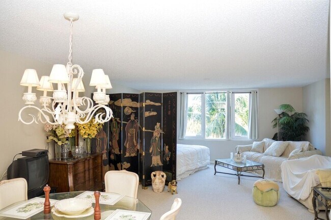 Building Photo - 2301 Collins Ave