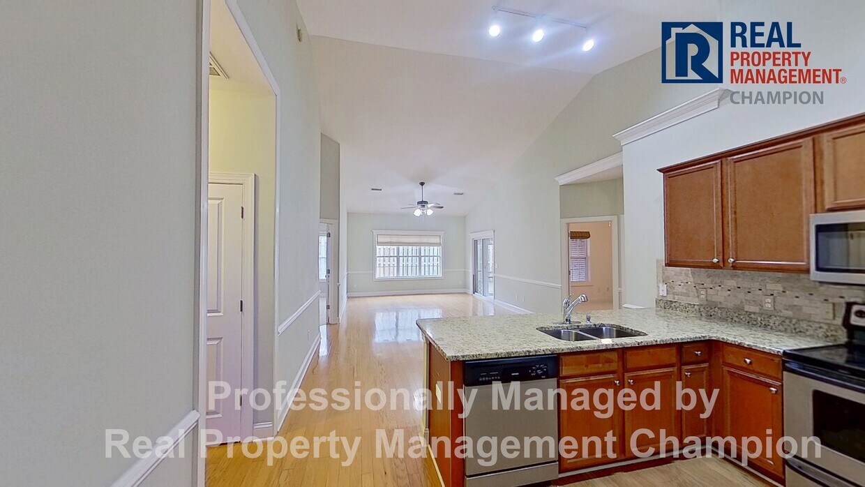 Foto principal - 3 BD/2.5 BA Townhouse w/Open Floorplan, Split Bedrooms and Garage