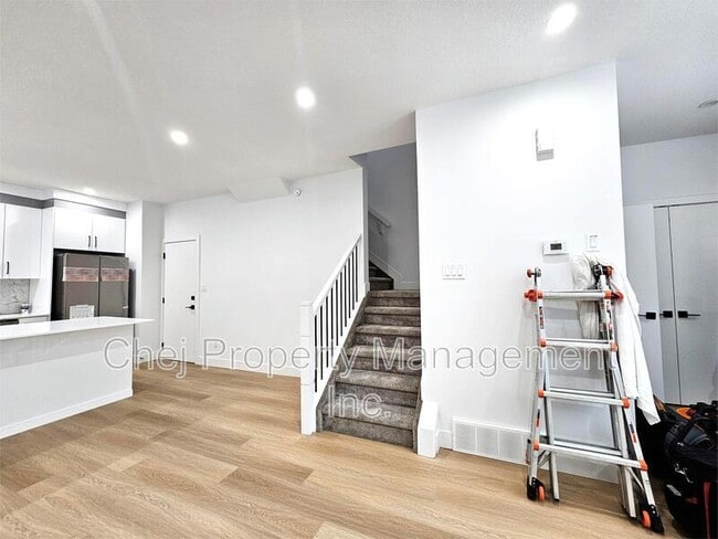 Building Photo - 10698-10661 61 St NW