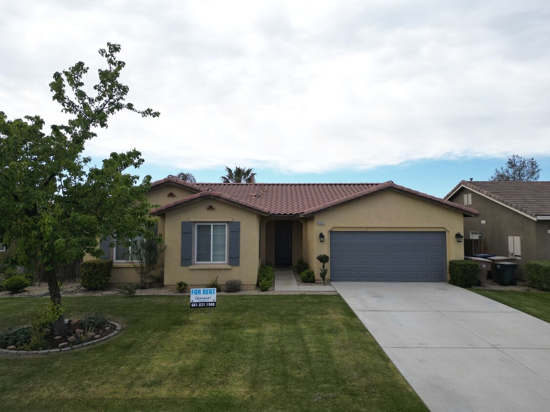 Foto principal - Spacious 4 Bedroom Home in Southwest Baker...