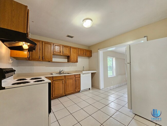 Foto del edificio - ADORABLE 3 Bedroom, 1 Bath  Block House wi...