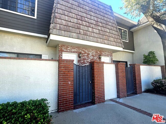 Foto del edificio - 10201 Mason Ave