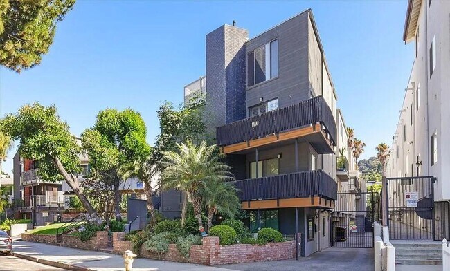 Foto del edificio - 12938 Valleyheart Dr