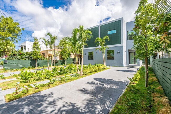 Building Photo - 2735-2737 SW 2nd St  2735 Miami Fl 33135