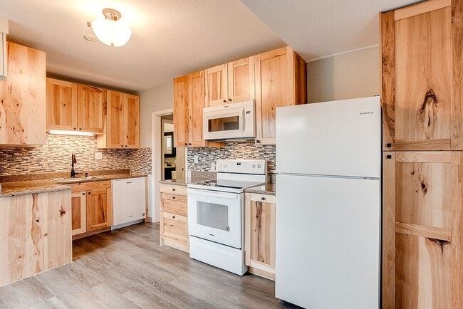 Building Photo - Newly Remodeled 2-Bedroom East Side St Pau...