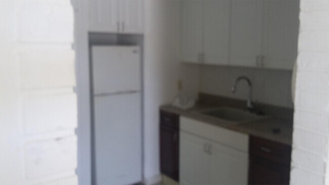 Building Photo - 1045 N Andrews Ave