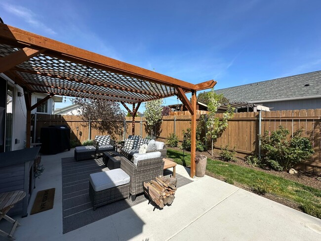 Foto del edificio - Beautiful 3/2 Home With Backyard Oasis!