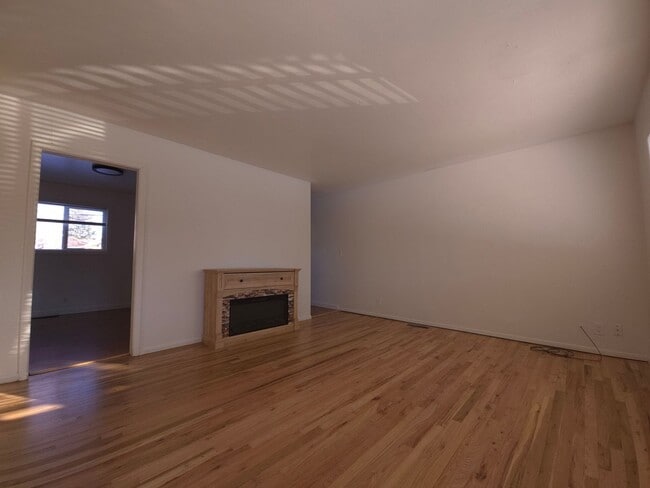 Building Photo - AVAILABLE NOW Recently Updated Ranch Home ...