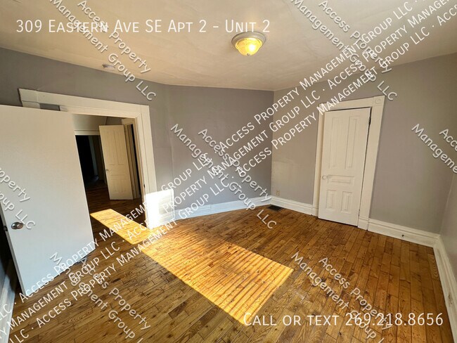 Building Photo - Cherry Hill Wealthy St Area 3 Bedroom