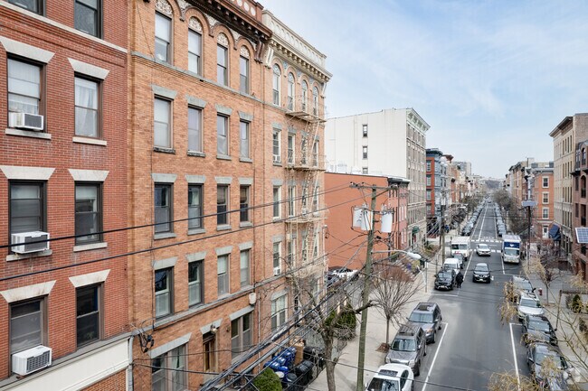 Building Photo - 818 Willow Ave