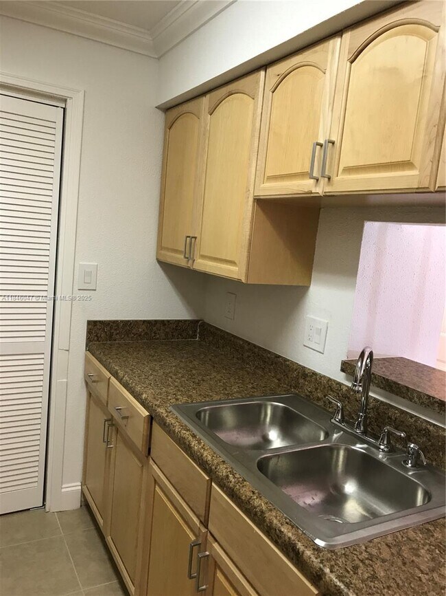 Foto del edificio - 733 Riverside Dr