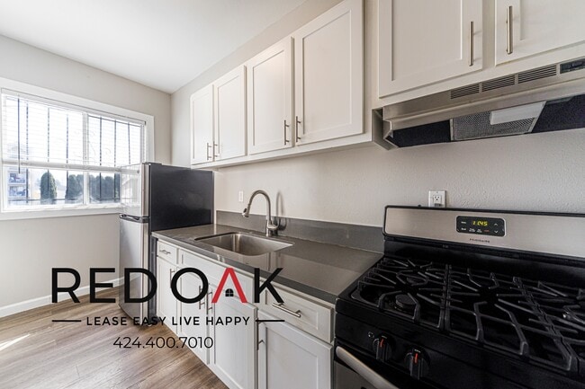 Building Photo - 822 S Park View St