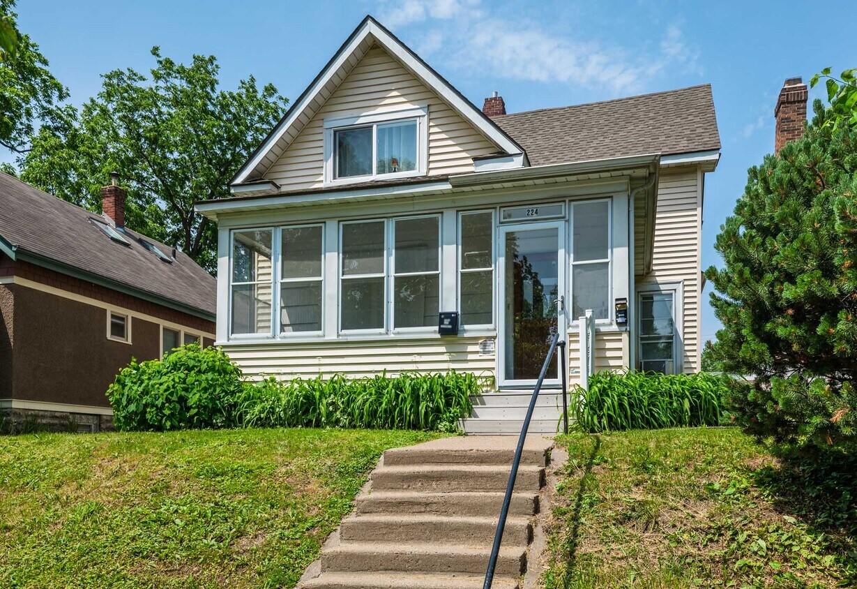 Primary Photo - 224 Russell Ave S