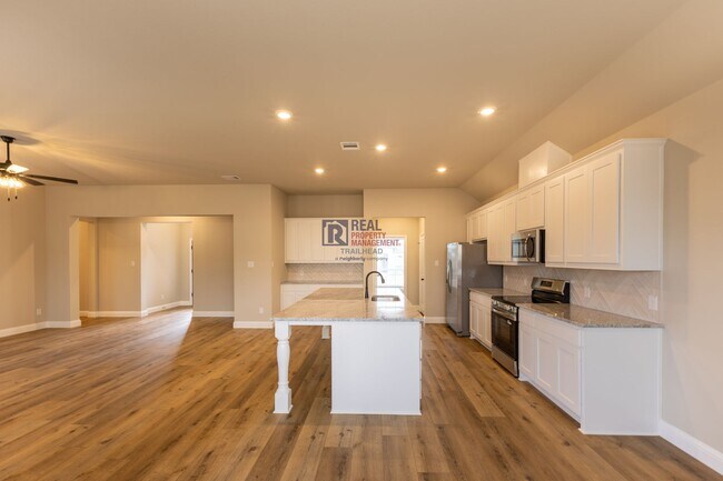 Building Photo - Well-Designed 3 Bed/2 Bath Home with Bonus Office