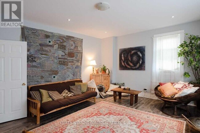 Photo du bâtiment - 2 Bloor St W