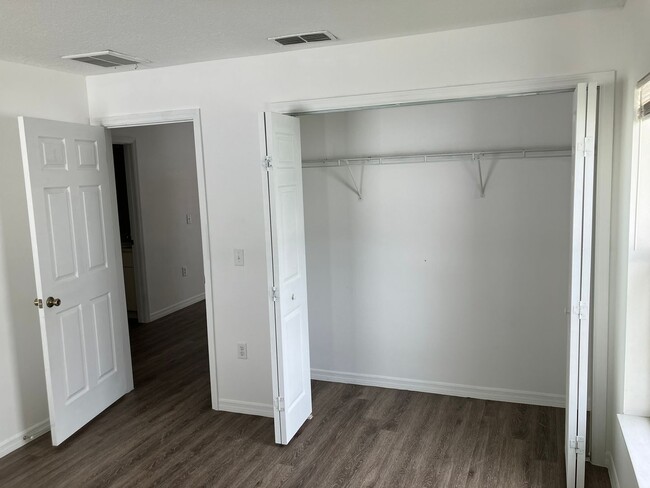 Building Photo - SPACIOUS 2BR/1BA Duplex, Vaulted Ceilings,...