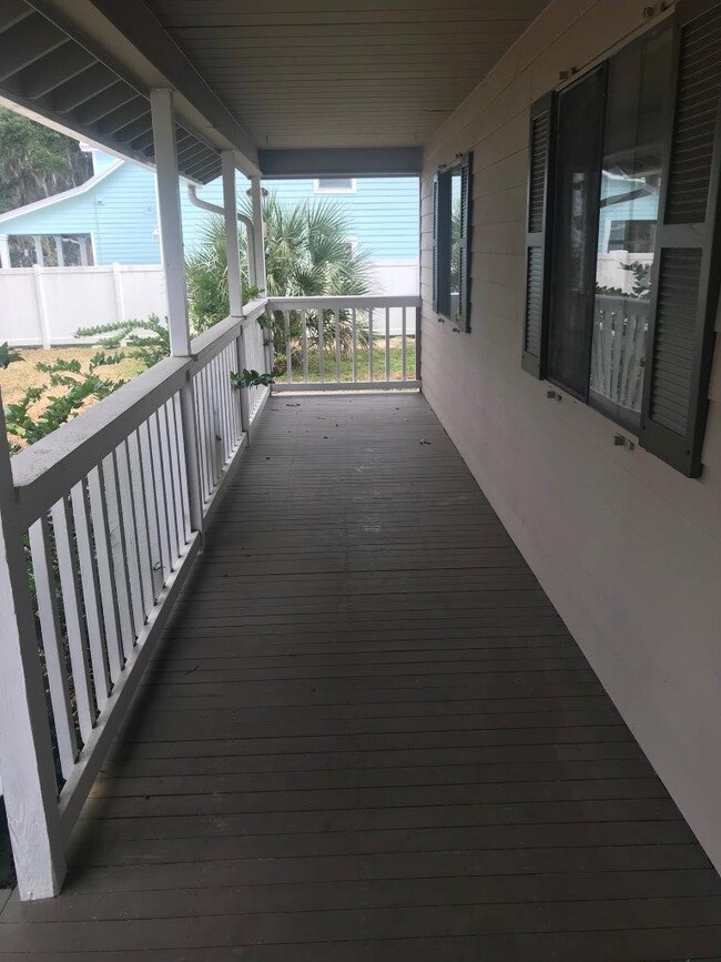 Covered Porch - 1424 Lewis St