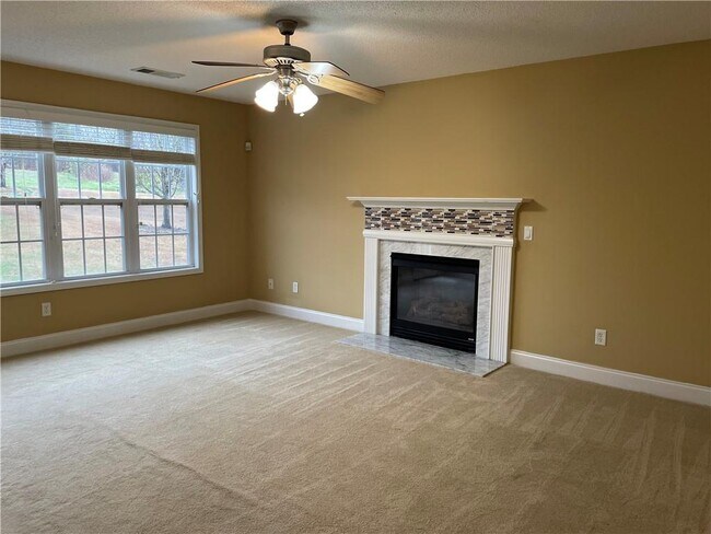 Foto del edificio - 422 Tea Rose Ln N