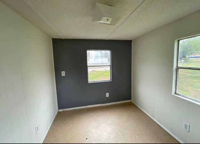 Building Photo - 104 Amanda Dr