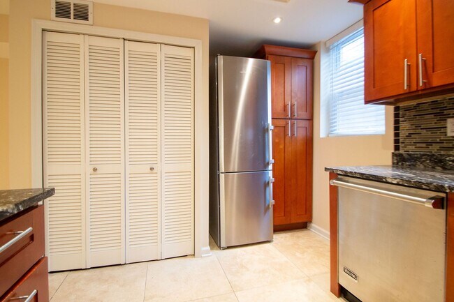Building Photo - Spacious 1Bd/1Bth condo nestled in the heart of Old Town Alexandria! Pets Welcome!
