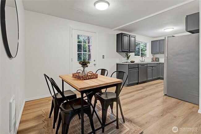 Foto del edificio - 22340 Wavecrest Ave NE