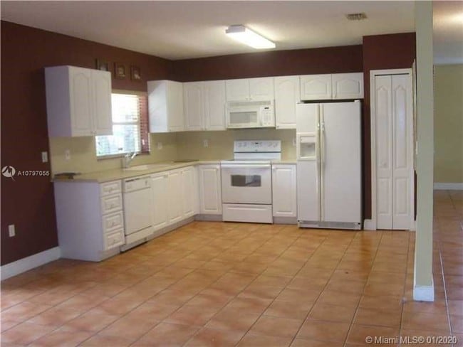 Building Photo - 820 SW 142nd Ave
