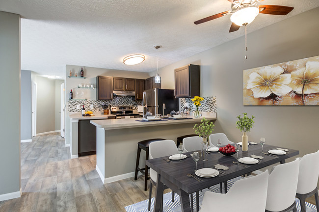 Dining & Kitchen Area - Estates at Brentwood Lake