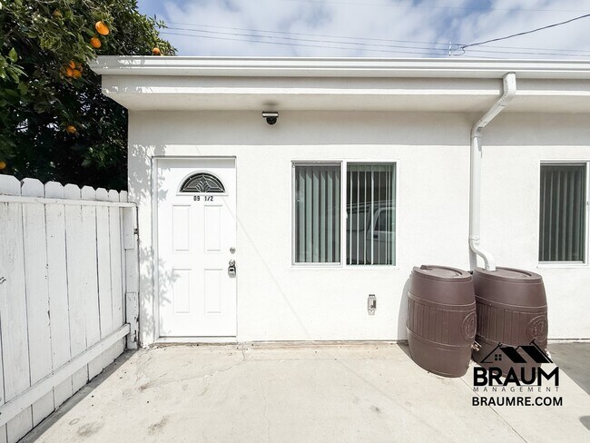 Building Photo - 1109 La Peer Dr
