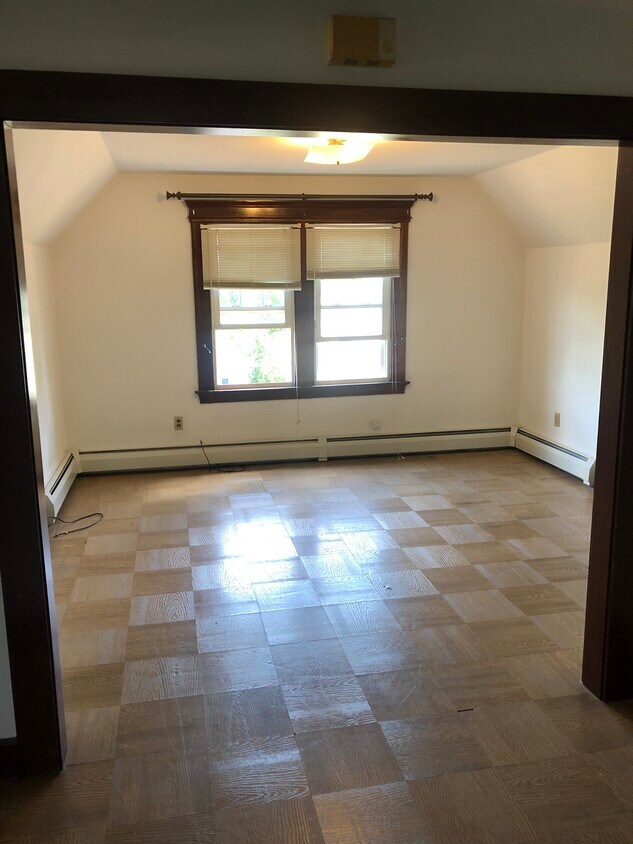 spacious living room - 95 N Whittlesey Ave