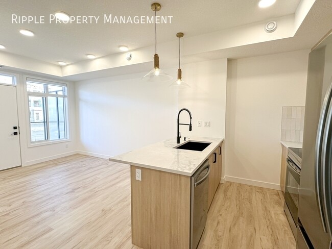 Building Photo - GORGEOUS 1 BED/ 1 BATH TOWNHOUSE