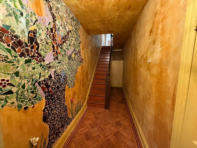 Building Photo - 2nd floor Apartment