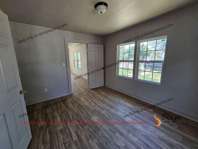 Foto del edificio - COMING SOON ! Charming 2-Bedroom Home ALL ...