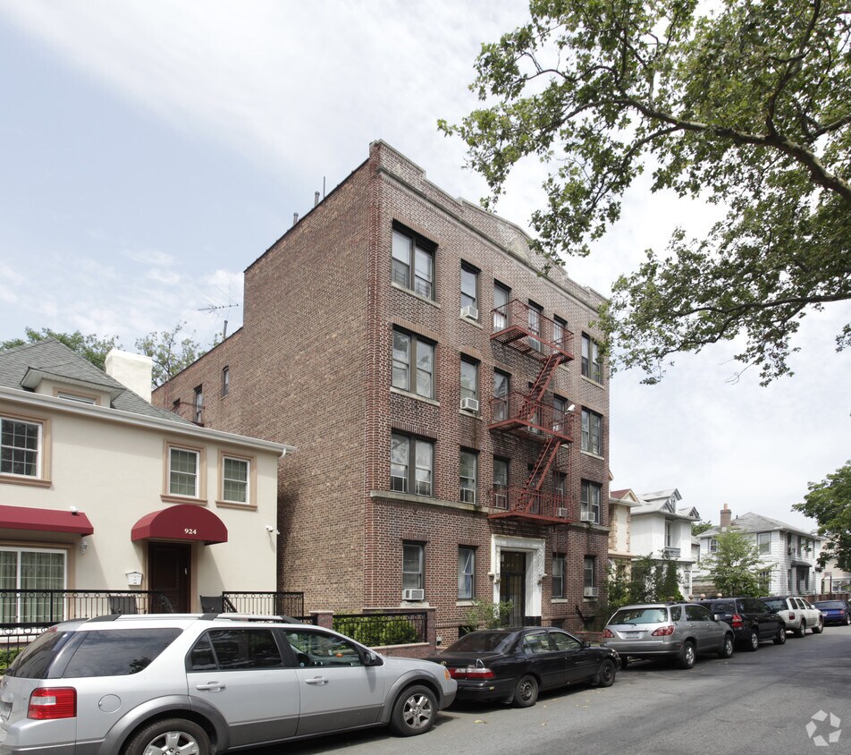 Primary Photo - 922 E 15th St
