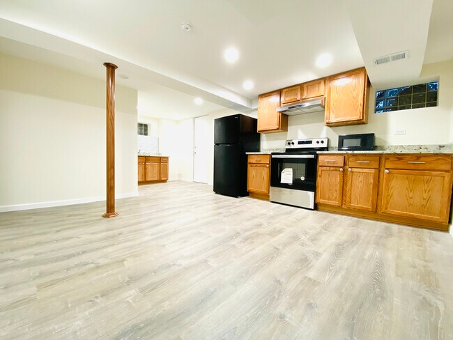 Building Photo - 4540 N Mulligan Ave
