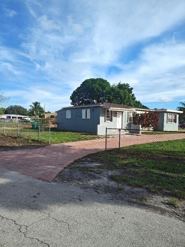 Foto del edificio - 12325 NW 19th Ave