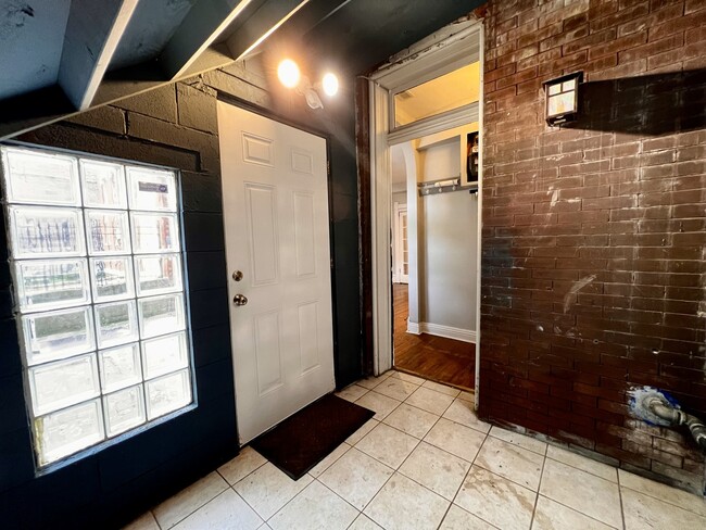 Building Photo - 1811 W Cortland St