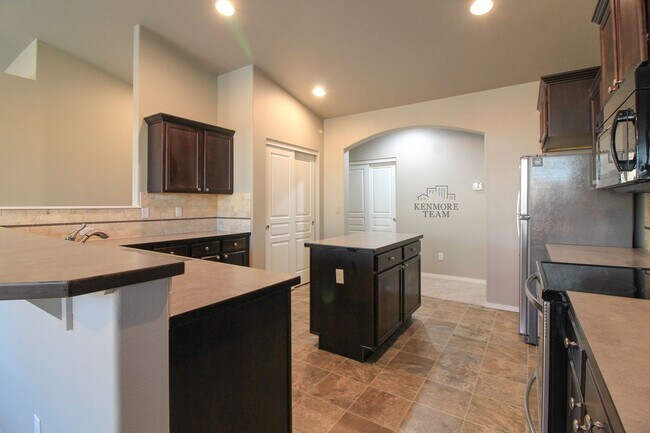 Foto del edificio - 4 Bedroom, 2 Bath Home in West Richland