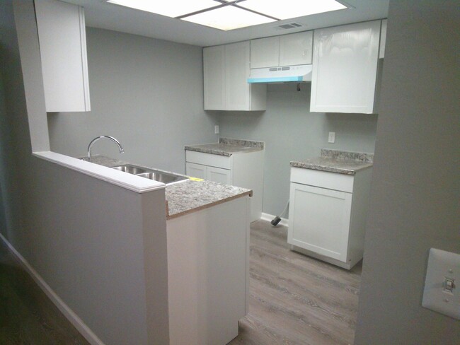 Building Photo - Townhomes 2 beds with den.  MOVE IN TODAY