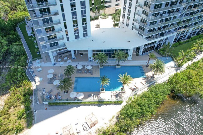 Foto del edificio - 16385 Biscayne Blvd