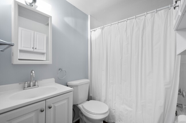 Building Photo - Stunning 2 Bedroom home in McKees Rocks Av...
