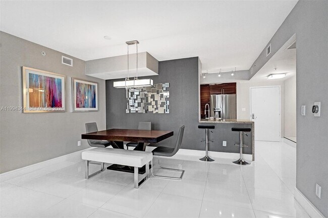 Foto del edificio - 325 S Biscayne Blvd