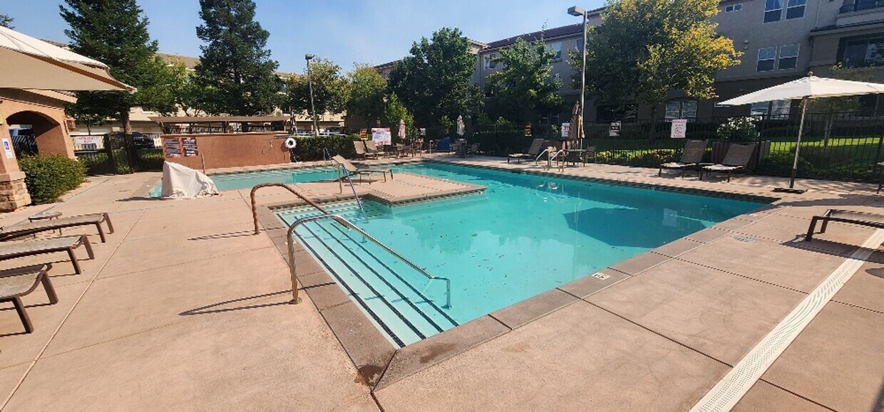 Foto principal - Now Available – Freshly Updated 2-Bedroom,...