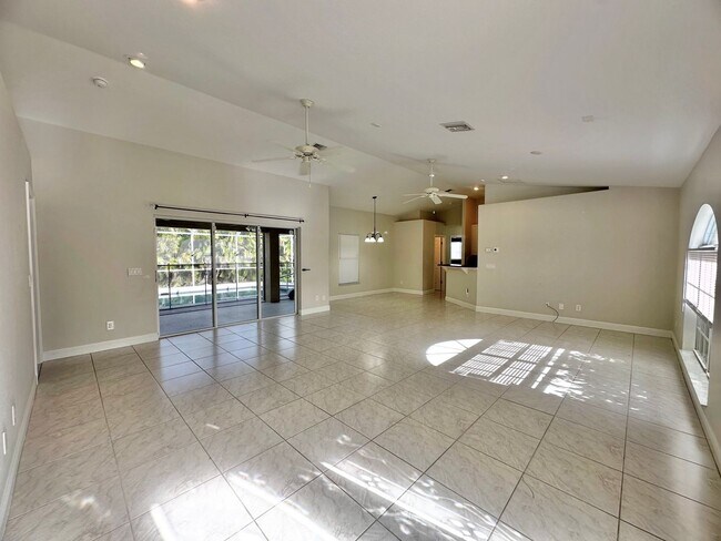 Foto del edificio - Spacious & Charming Pool Home On City Water - 3 Beds, 2 Baths