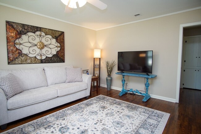 Foto del edificio - Gorgeous 2 bed duplex: NO PETS