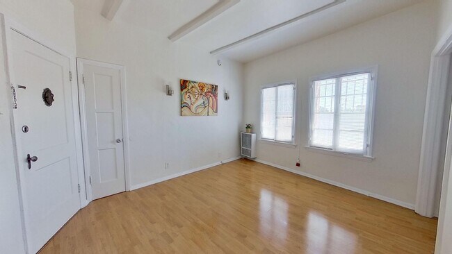 Building Photo - 1025 S Orange Dr